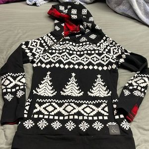 Ampersand doublehood sweatshirt Christmas design size medium EUC